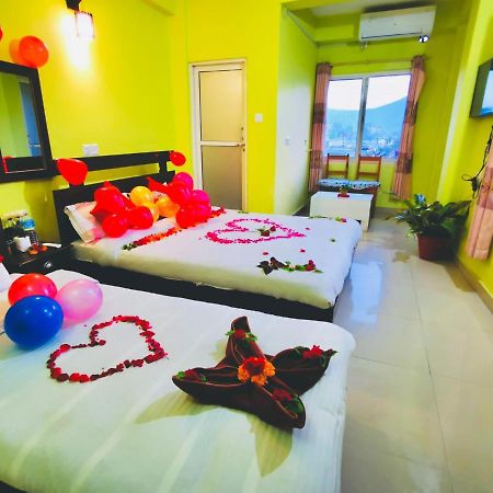 Hotel October Inn Pokhara Bagian luar foto