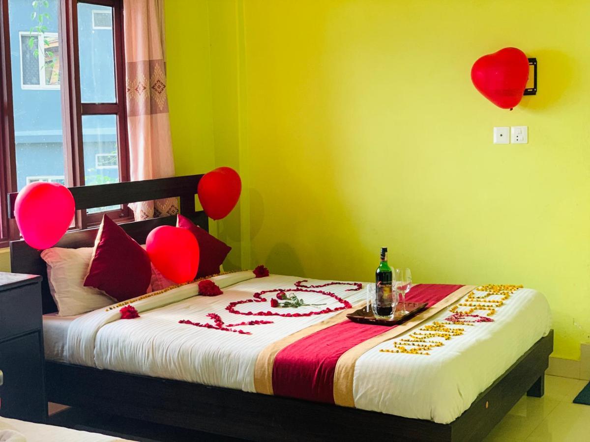 Hotel October Inn Pokhara Bagian luar foto