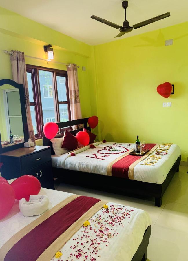 Hotel October Inn Pokhara Bagian luar foto