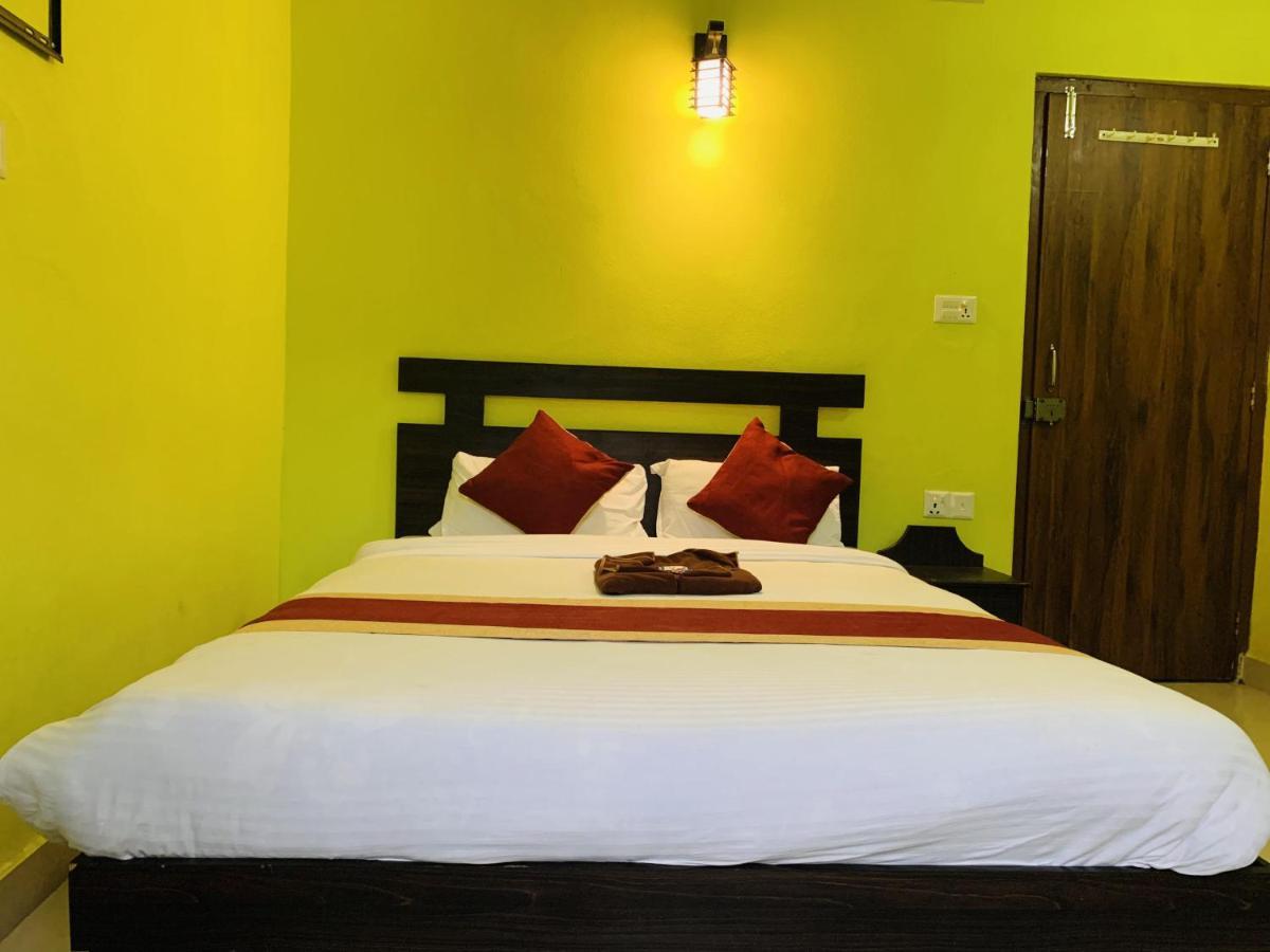 Hotel October Inn Pokhara Bagian luar foto