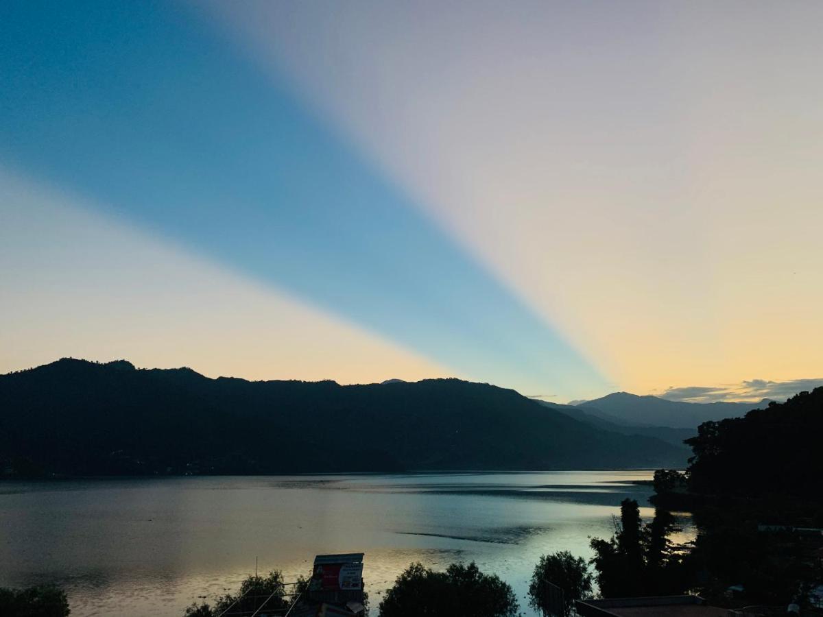 Hotel October Inn Pokhara Bagian luar foto