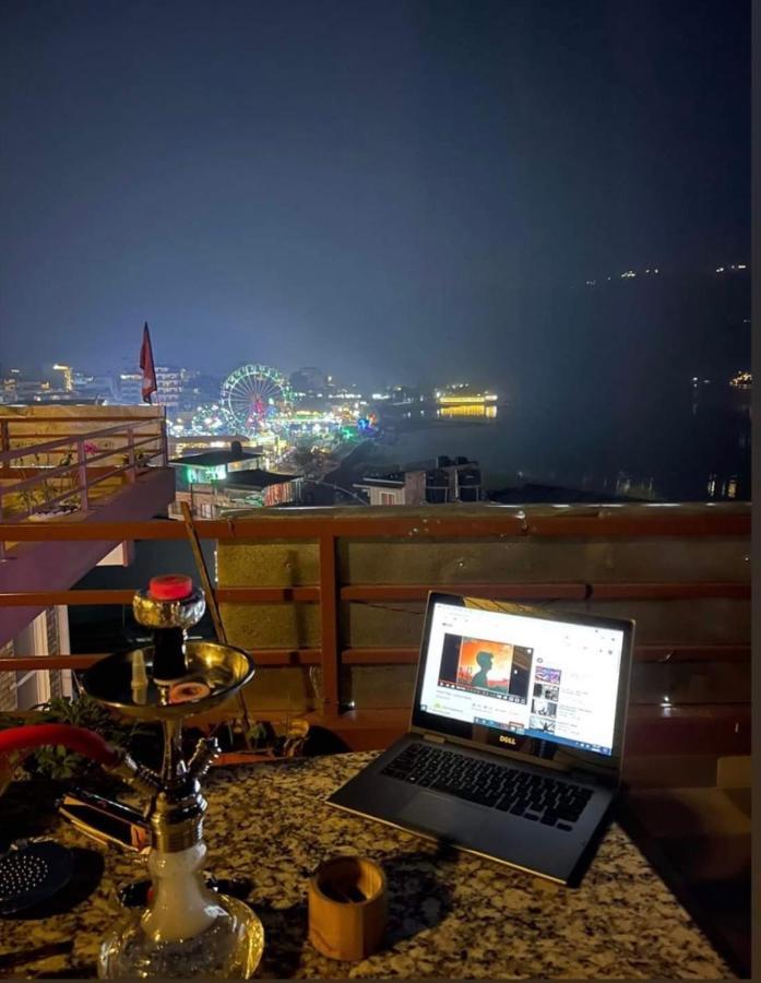 Hotel October Inn Pokhara Bagian luar foto