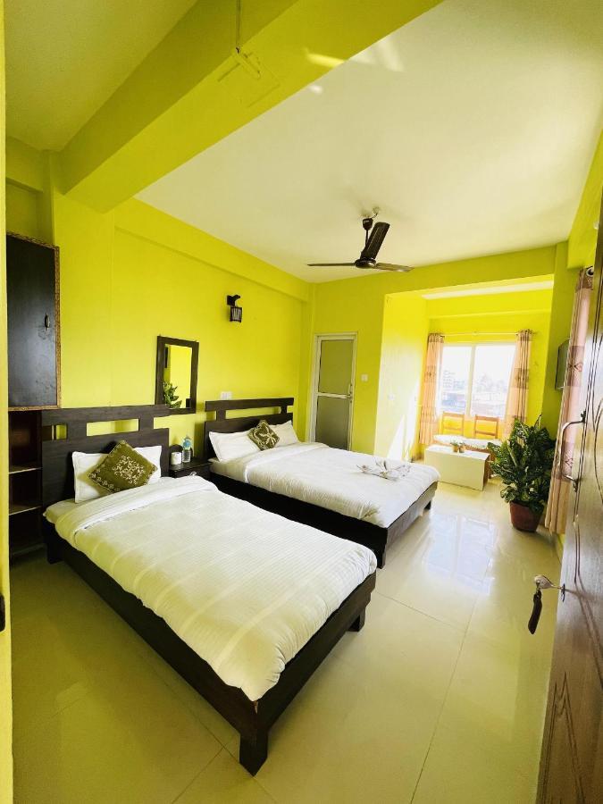 Hotel October Inn Pokhara Bagian luar foto