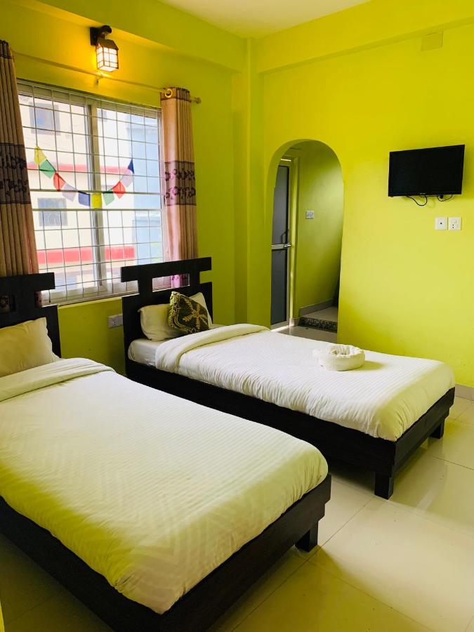 Hotel October Inn Pokhara Bagian luar foto