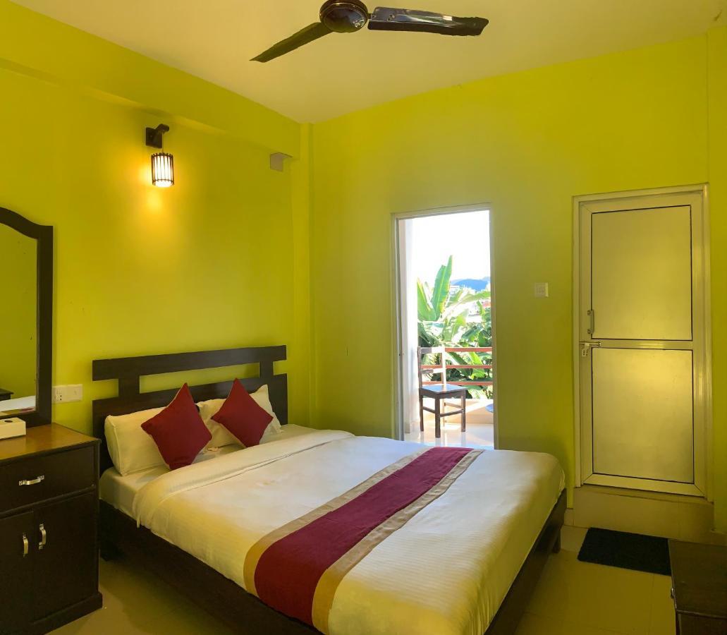 Hotel October Inn Pokhara Bagian luar foto
